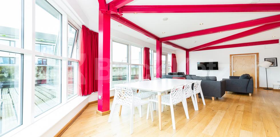 			PENTHOUSE WITH TERRACE, 4 Bedroom, 1 bath, 1 reception Apartment			 Farringdon Road EC1R, FARRINGDON / CLARKENWELL